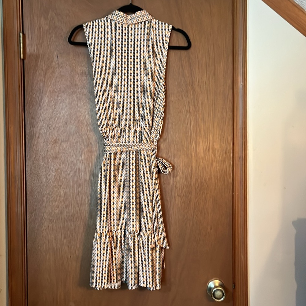 Sleeveless collared dress with belt and shell button. Perfect for work or play. - Picture 5 of 6